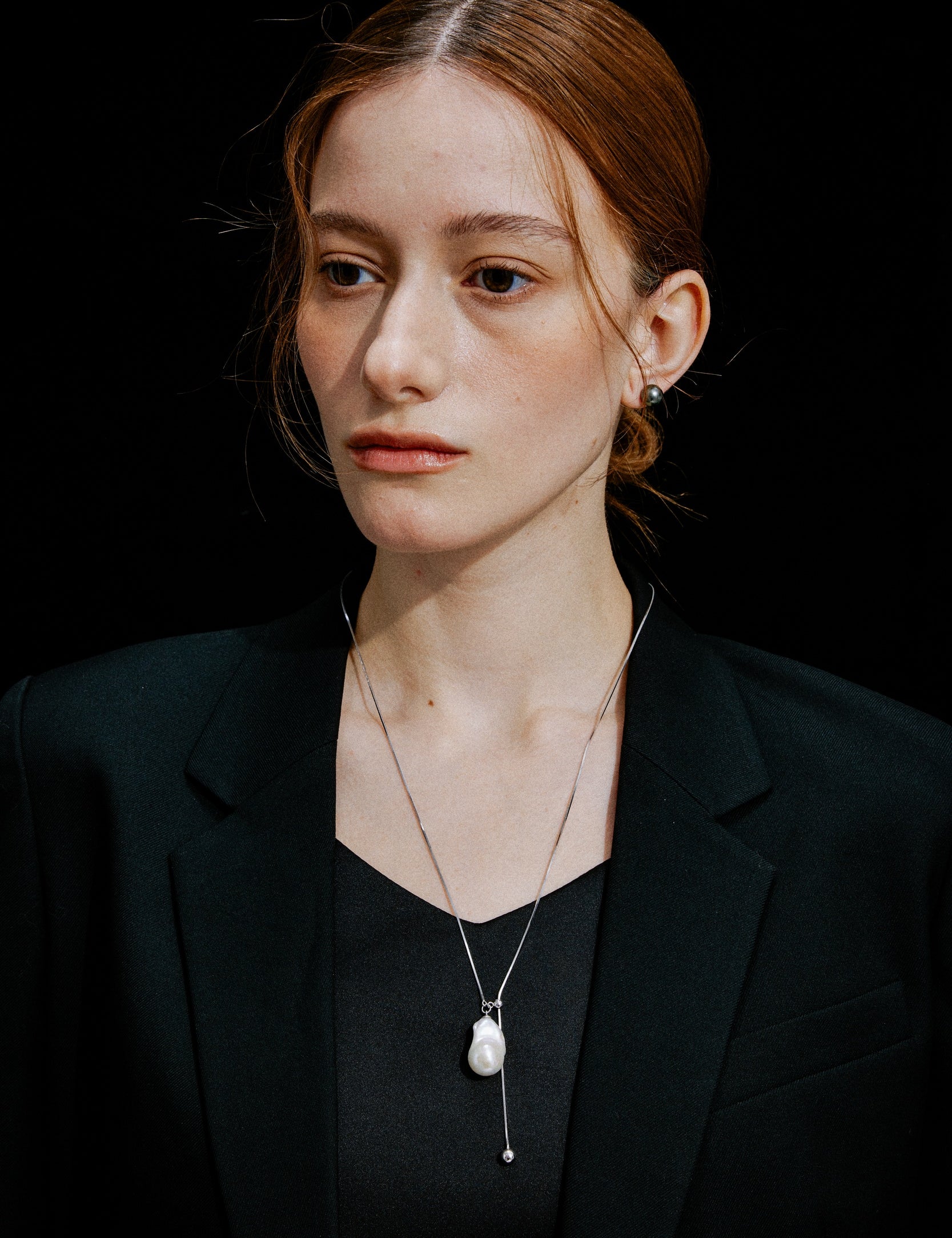 Élan Baroque Pearl Lariat Necklace