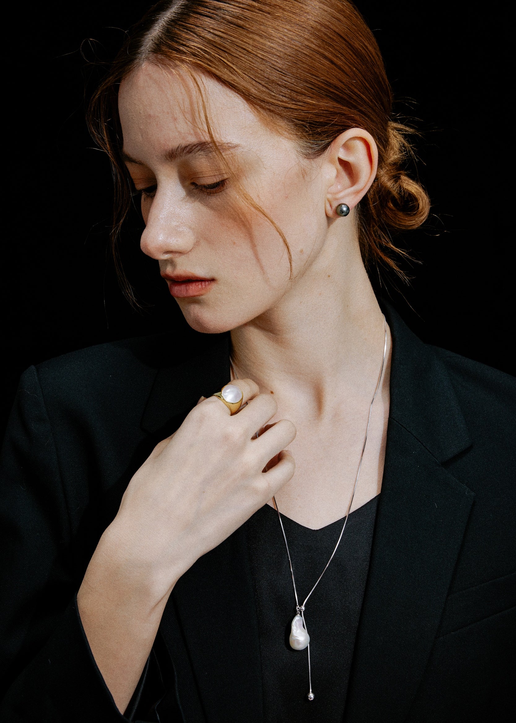 Élan Baroque Pearl Lariat Necklace